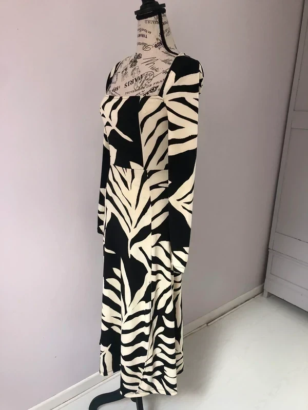 Long dress with square neckline, black & cream slit – Size XS / S (34 / 36) – photo 6